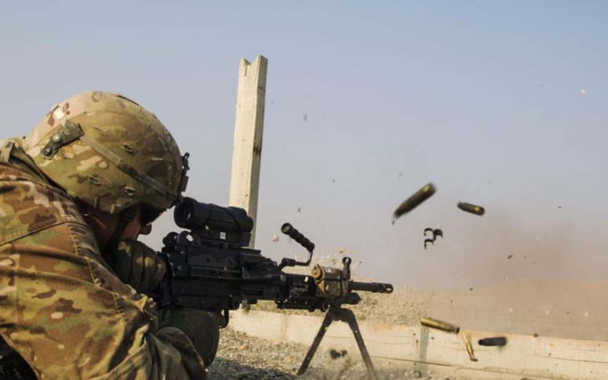 اشراف سرباز امریکایی در حال ضربه