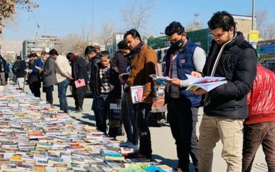 رژه‌ی کتاب‌ها روی پرده‌ی سرد خیابان