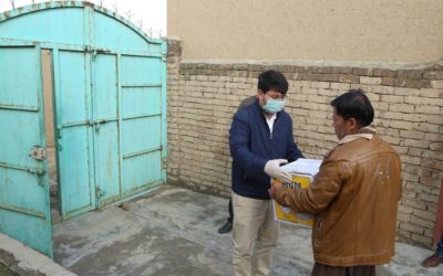 در اولین روز قرنطین شهر کابل؛ عارف حیدری، مواد اولیه غذایی توزیع کرد