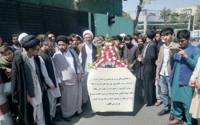 شماری از شهروندان کشور دم دروازه‌ی سفارت ایران گل گذاشتند