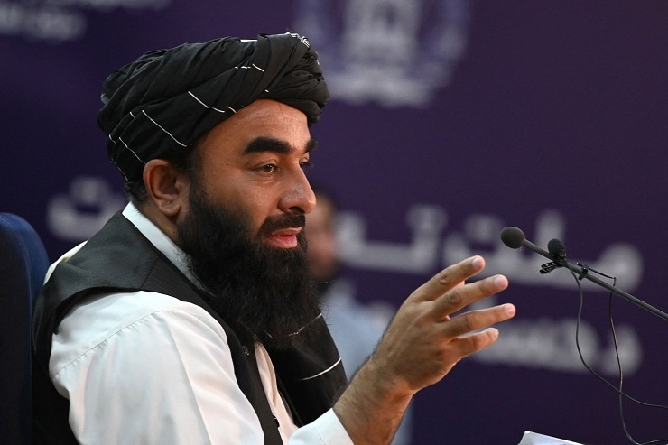 Taliban spokesman Zabihullah Mujahid speaks during a press conference in Kabul on August September 6, 2021. - The Taliban on September 6, 2021 said that any insurgency against their rule would be "hit hard", after earlier saying they had captured the Panjshir Valley -- the last pocket of resistance. (Photo by WAKIL KOHSAR / AFP)