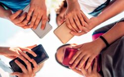 خطر بیخ گوش؛ گوشی‌های هم‌راه چه بر سر دانش‌آموزان می‌آورد؟